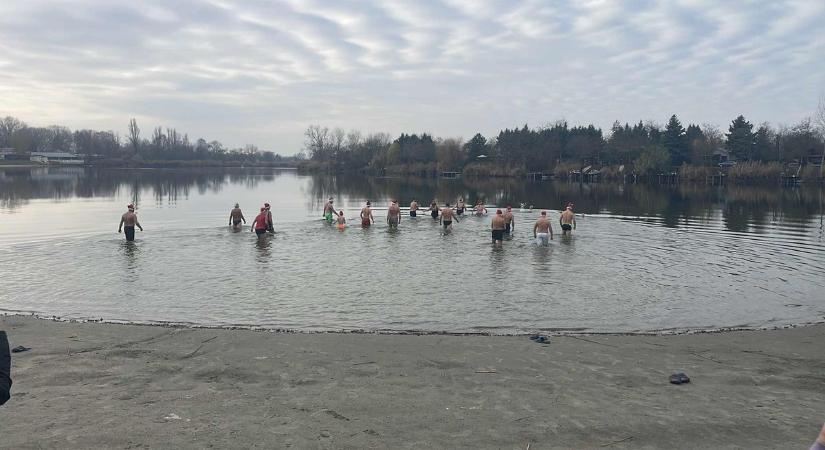 Dermesztő kihívás a Szelidi-tónál: több tucat fürdőző ugrott a jéghideg vízbe – fotók, videó