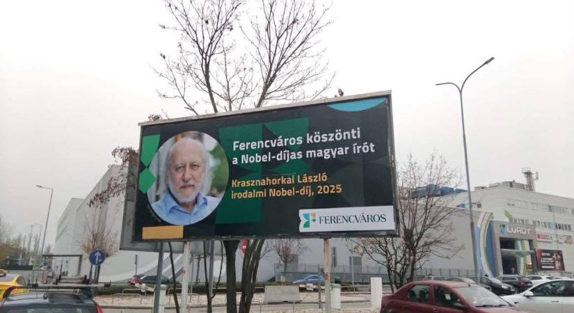 Krasznahorkai Lászlót óriásplakáttal köszönti Ferencváros