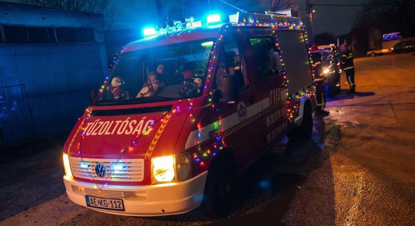 Karácsonyi dalokkal gurult végig a tűzoltóautó Sárisápon galéria, videók