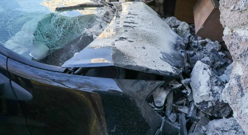 Fotókon és videón a házba a falon át beparkoló autó