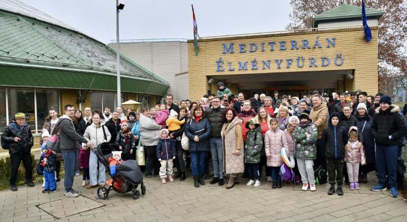 Együtt csobbanhattak a nagycsaládosok a Mikulással Debrecenben