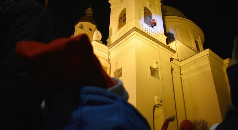 Hihetetlen magasságból, igazán extrém módon érkzett a Mikulás Ceglédre