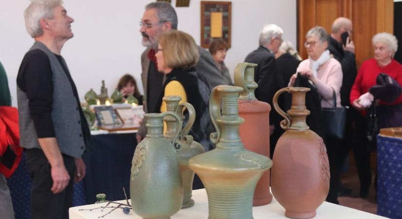 Tiszakécske lett a Kárpát-medence fazekas fővárosa – lenyűgöző pálinkás edényekkel nyitották meg az országos kiállítást – fotók