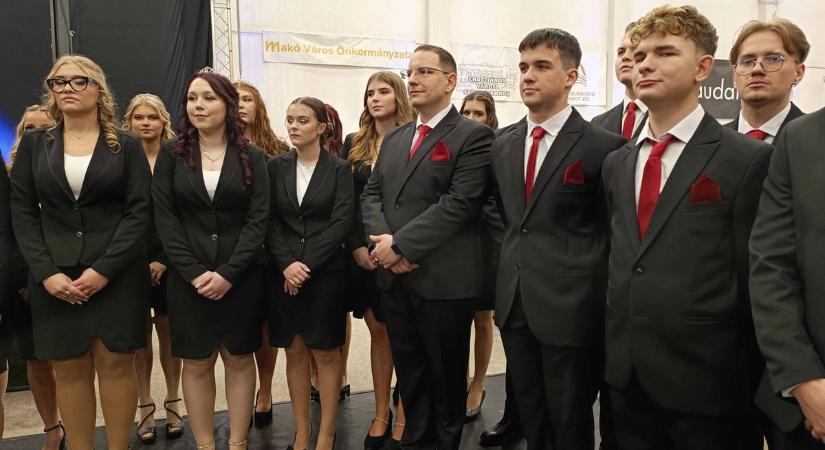 Hagyomány és újdonság keveredett a makói Keri diákjainak a szalagavatóján