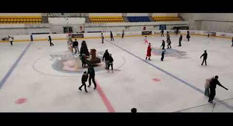 Korcsolyán száguldott a Mikulás – videó (veol.hu)