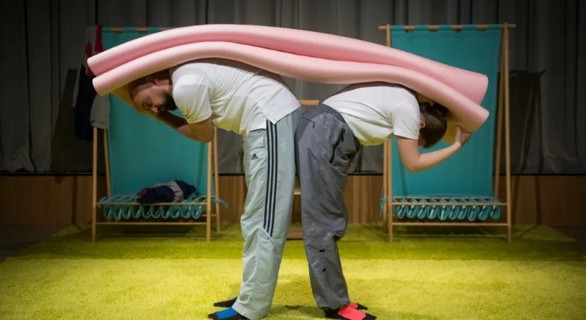 Mit keres egy baba a színházban?