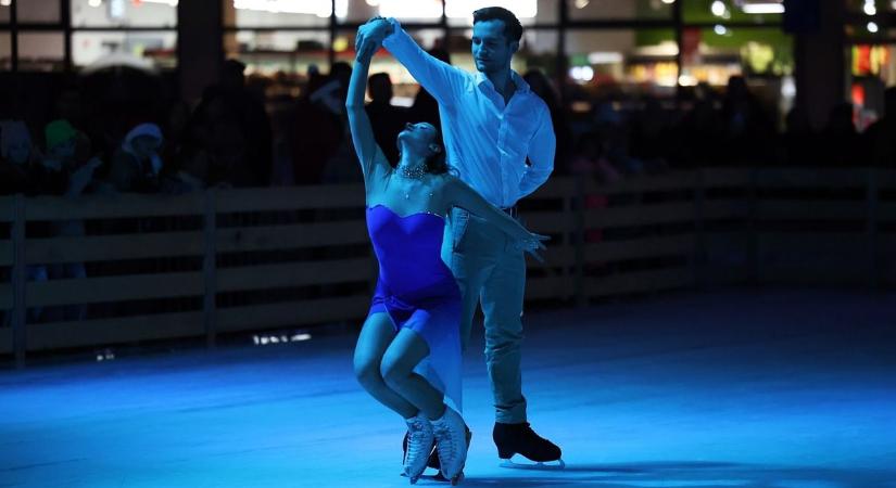 A Mikulást is elvarázsolta a kiskunhalasi jégpályán bemutatott látványos jégrevü – fotók, videó