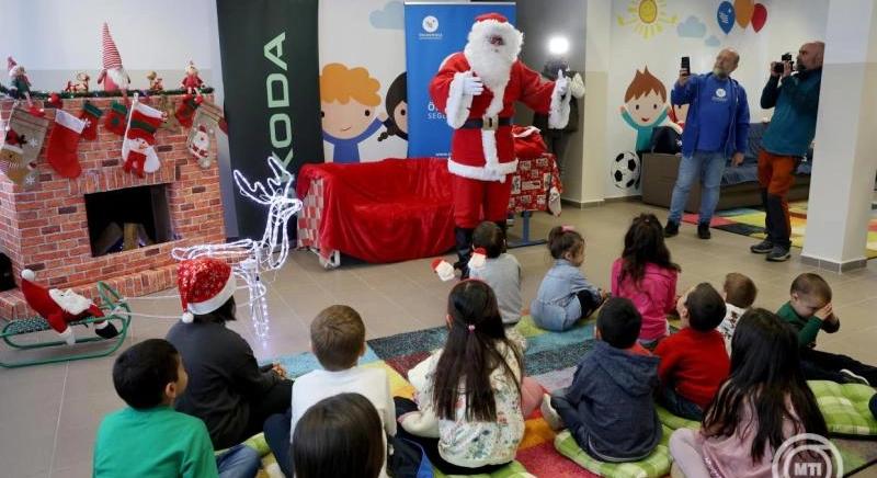 Átmeneti otthonban élő gyermekek kaptak ajándékot Miskolcon