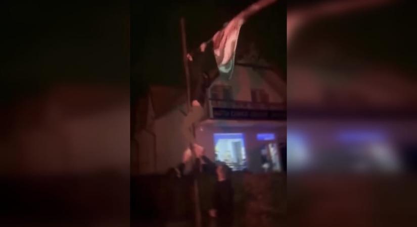 Videóra vették, ahogy román drukkerek leszedik a magyar zászlót egy oszlopról Csíkszeredán