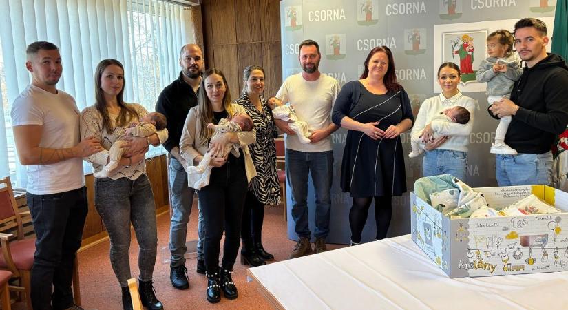 Babamama csomagot kaptak a kisgyerekes családok a csornai városházán