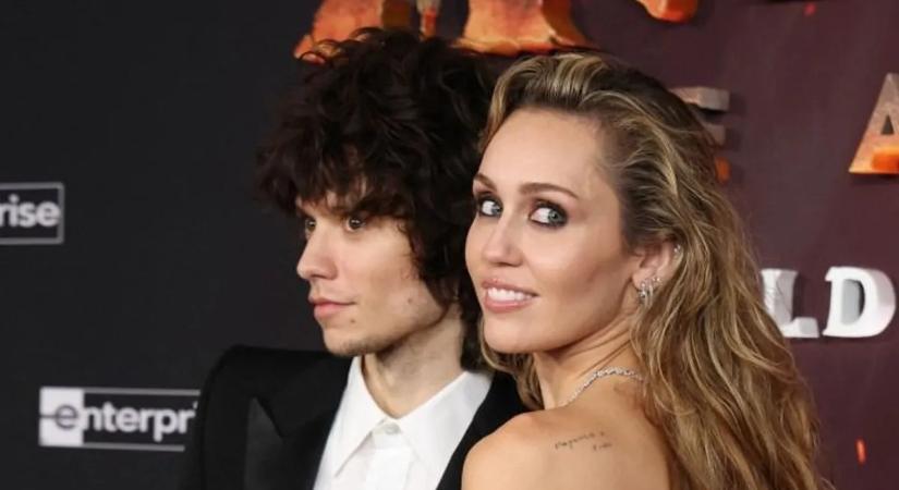 Miley Cyrus vőlegénye annyira fiatal, hogy a szüleivel élt még kapcsolatuk elején