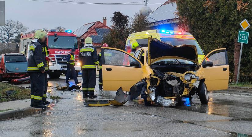 Súlyos baleset történt Kondoroson: két személyautó ütközött