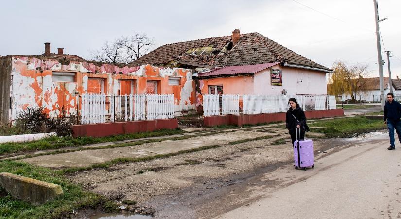 A bankóval alágyújtott Tiszabura – Többet járnak szavazni, mint templomba