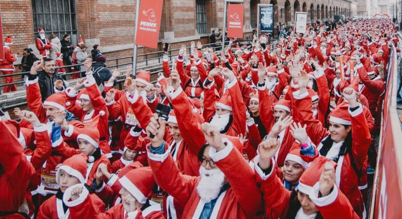 Budapestet elárasztotta a Mikulások vörös áradata: lenyűgöző látványban volt része a járókelőknek és turistáknak