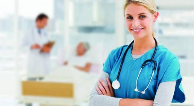 Fodrászokat, kozmetikusokat is ápolóknak képeznek át tanfolyamon