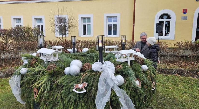 Második adventi gyertyagyújtás a füleki gimnázium előtt