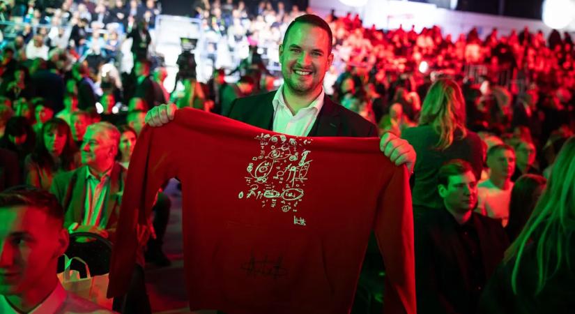 "Mindig elkapkodják előlem" – hatalmas siker az Orbán-firkás pulóver a Háborúellenes Gyűlésen