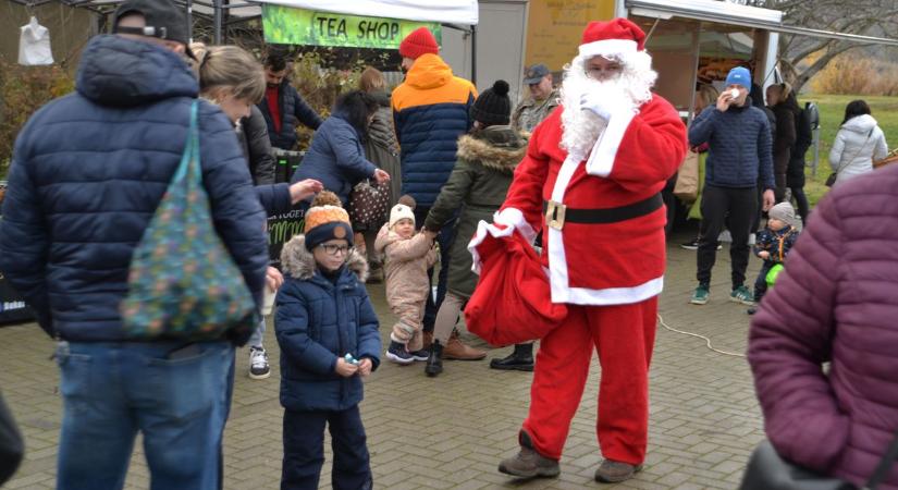 Ismét siker volt a Hóci parti élménypiac, ahol még a Mikulás is körülnézett (galéria)