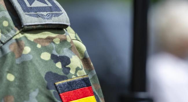 Németországban megváltoztatják a katonai szolgálatra való behívás rendszerét: kötelezővé válik az orvosi vizsgálat a 18 évesek számára