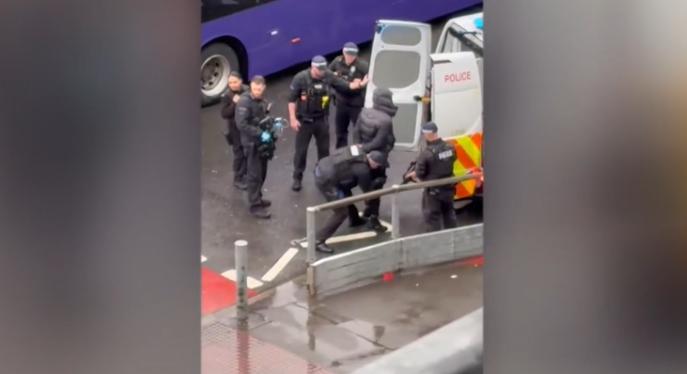 Paprikaspray-vel követtek el támadást a londoni Heathrow repülőtéren, egy embert letartóztattak