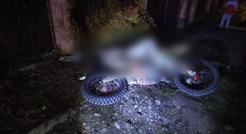 Kiskorú motoros vesztette életét egy közúti balesetben a Rahói járásban