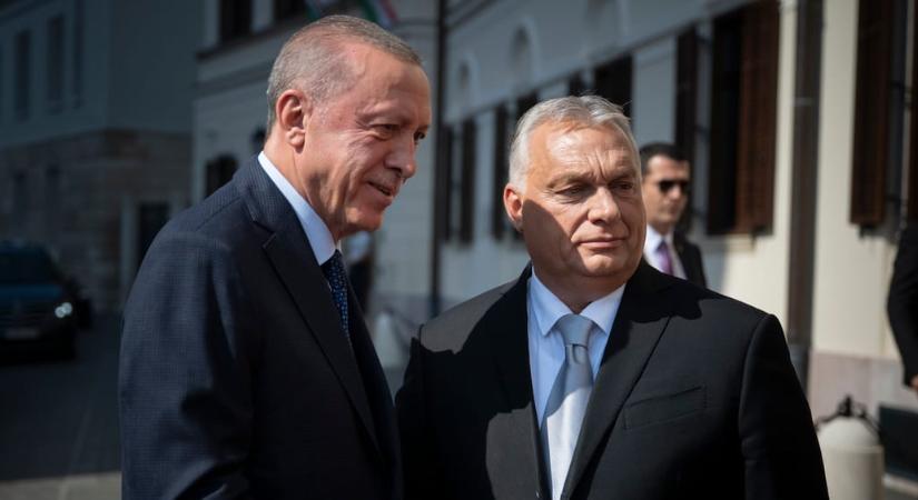 Isztambulba utazott Orbán Viktor, elkíséri őt a honvédelmi miniszter is