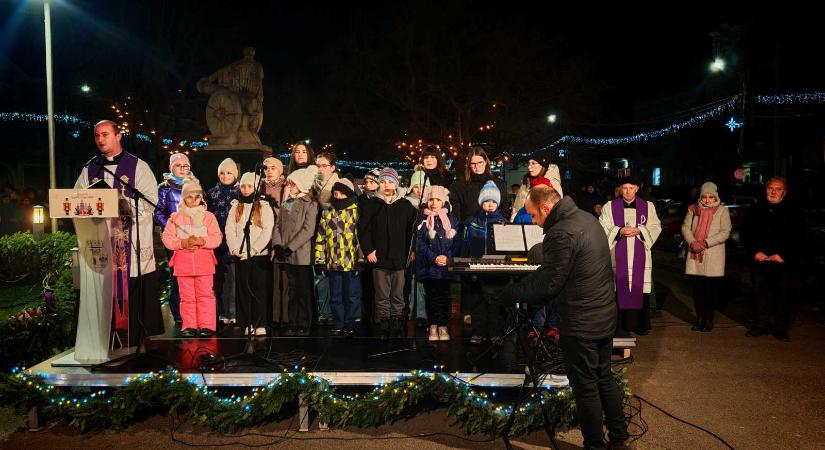Meggyújtották a második adventi gyertyát Kézdivásárhelyen (VIDEÓ)