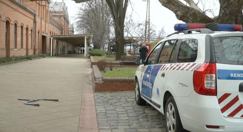 A jegyellenőr nyakát szorította, haját tépte – tombolt egy utas a vonaton