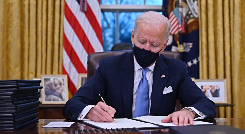 Biden felfüggesztette az elődje alatt kötött külföldi fegyvereladási megállapodásokat