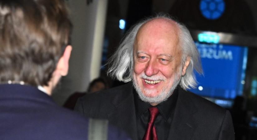 Krasznahorkai László beszédet mond, és átveszi a Nobel-díját