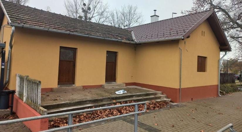 „Zavart minket az állomásépület állapota” – hogyan érte el a balatoni település polgármestere, hogy a MÁV villámgyorsan felújítsa a 120 éves épületet?