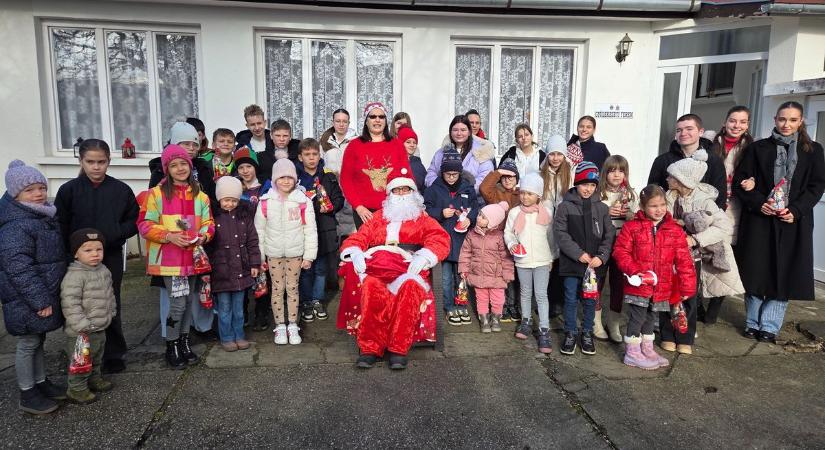 Betoppant a református Mikulás – Lappföld hőse ajándékokkal érkezett