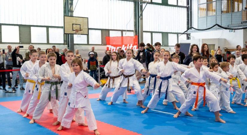 Számos jó eredményt hozott a Mikulás a hevesi karatékáknak