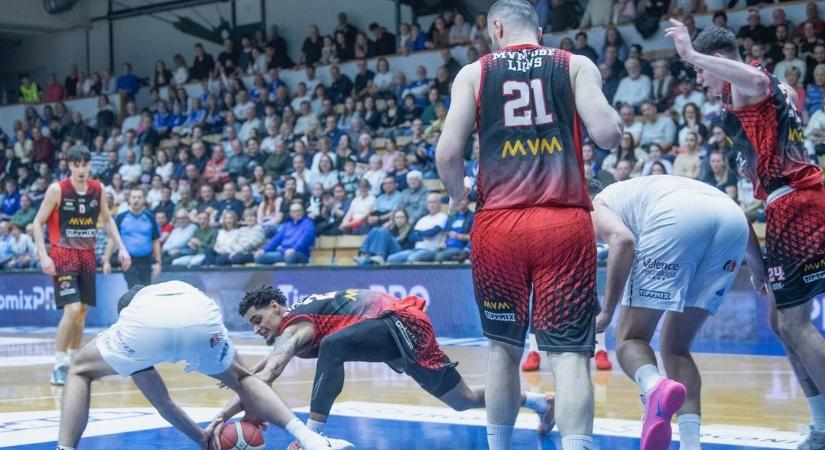 Komoly ajándékot adtak a hazaiaknak