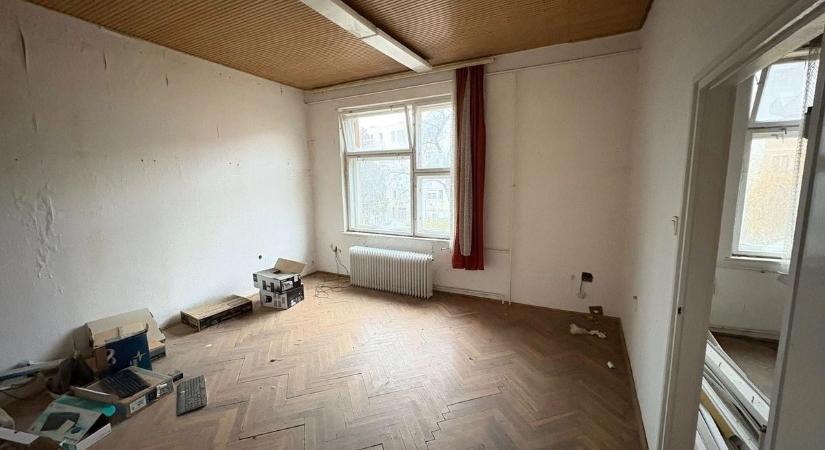 Tizenhárom év után kinyílt az ajtó: időutazás egy somogyi irodaépületben