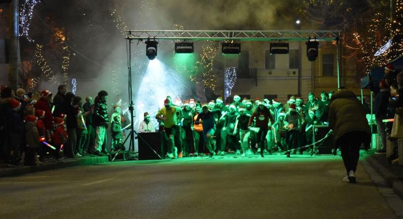 Kerekesszékkel is rajthoz álltak a ceglédi Mikulás Futáson – galériával