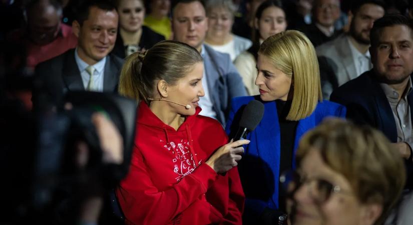 Hatalmas siker az Orbán-firkás pulóver a Háborúellenes Gyűlésen