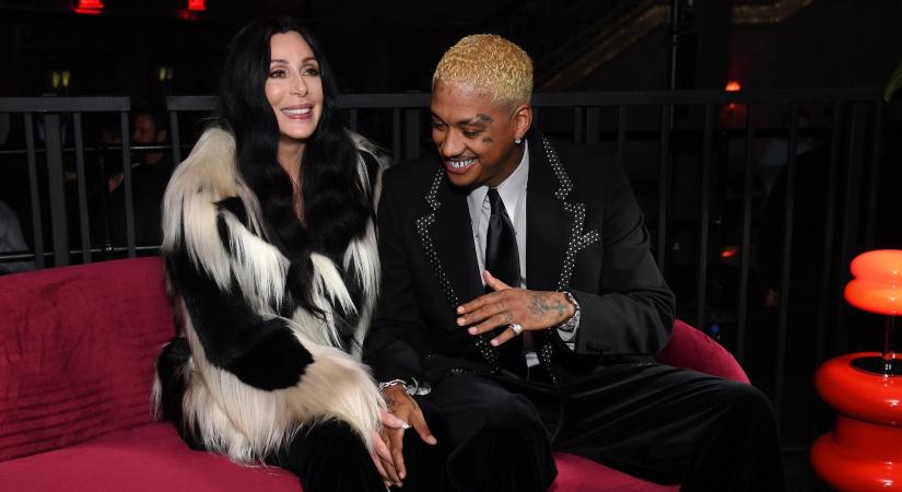 Cher a 80. születésnapja előtt újra férjhez megy a nála 40 évvel fiatalabb szerelméhez