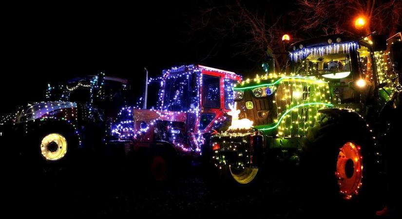 Több mint 40 traktor ragyogta be a települést a III. Fénytraktoros Felvonuláson