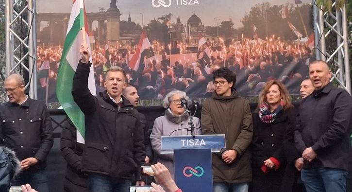 “Széles Diána és Barcsa Lajos hogy tud a gyerekei szemébe nézni?” – Magyar Péter kiosztotta a Fidesz debreceni jelöltjeit