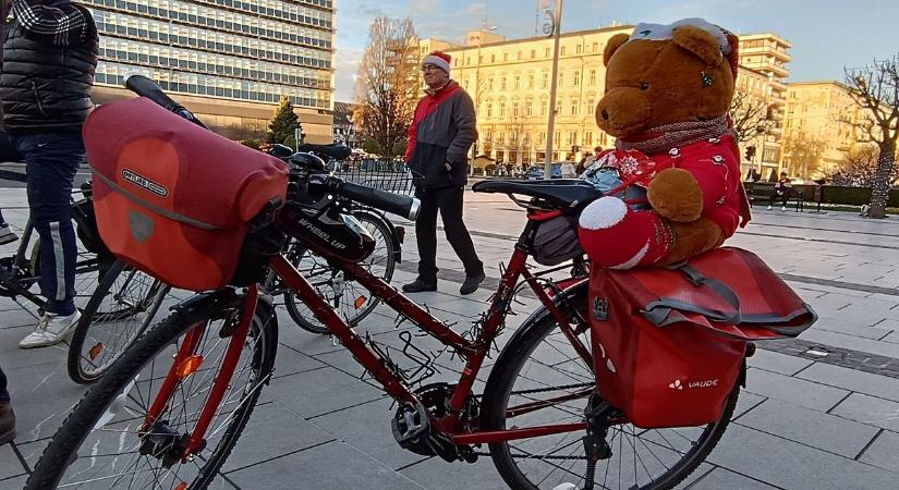 Bringás Mikulások bukkantak fel Győr szerte, két keréken érkezett a meglepetés - fotók