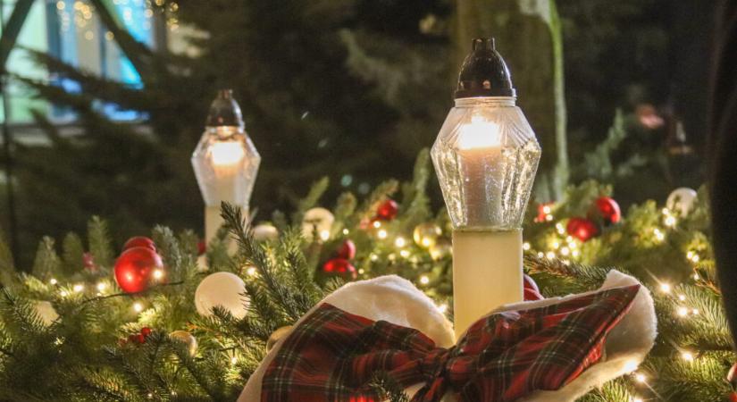 „Uram, hogy újra lássak” – Meggyújtották a város adventi koszorúján a második gyertyát