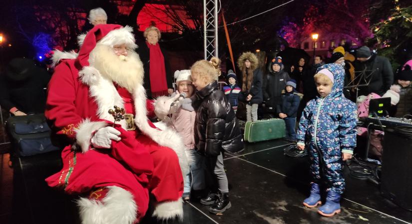 A Mikulás is betoppant a második adventi gyertyagyújtásra