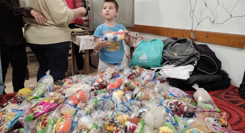 Jótékonysági Mikulásvárót rendeztek a Csúcsi Olvasókörben – videóval