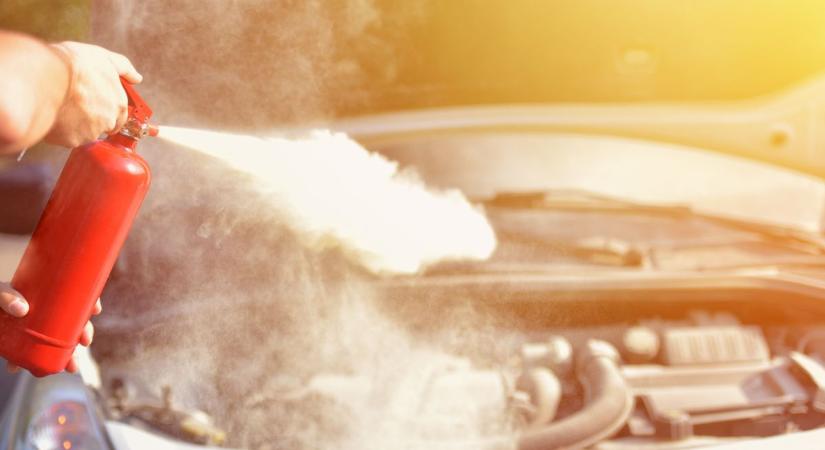 Tűz a 4432-es úton: két vízsugár kellett az autó megmentéséhez