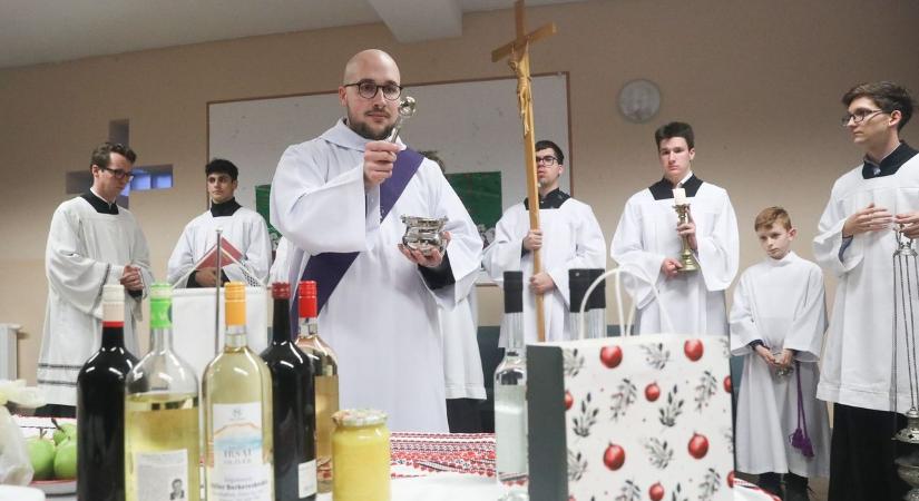 Az újjáéledt hagyomány: szentmise és terményszentelés - fotók
