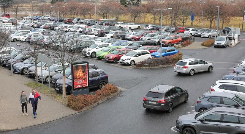 Csordultig teltek a győri bevásárlóközpontok parkolói bronzvasárnap