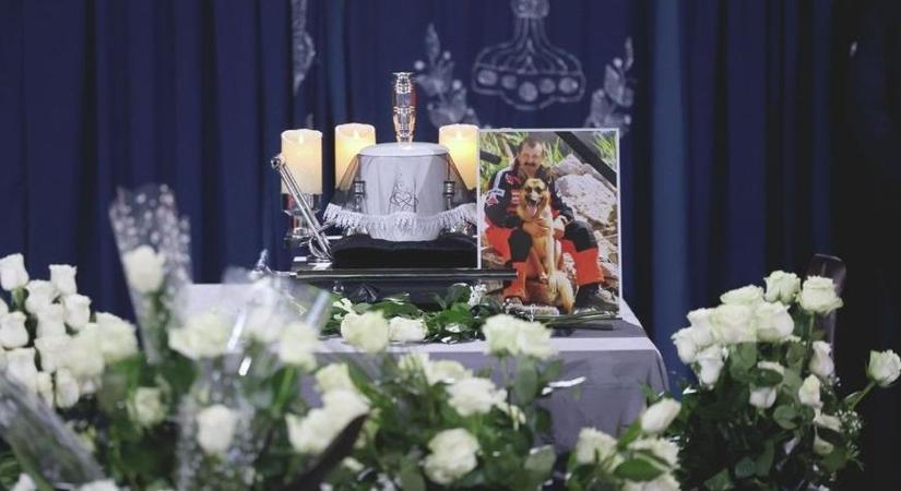 Lehoczki László kutyája nem tudta elengedni szeretett gazdáját – a család megható történetben mesélte el, mi történt a temetés napján