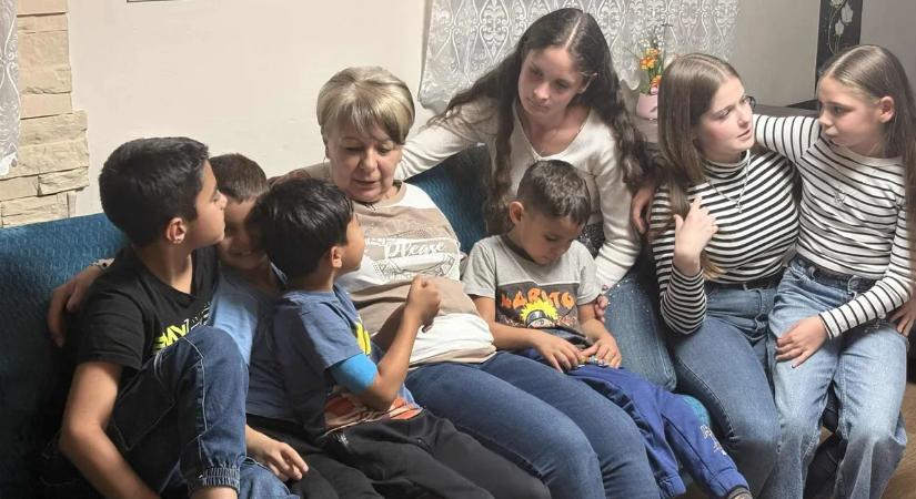 „Tele a ház élettel és szeretettel” - Tizenhét gyermek hívja anyának Erzsikét