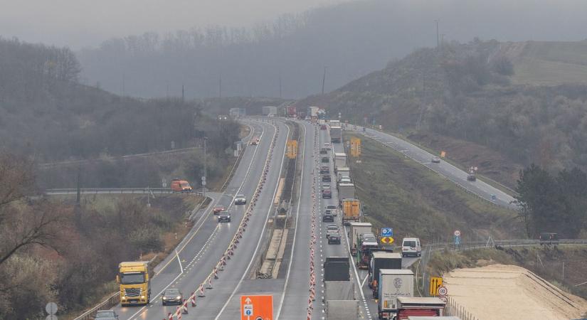 Megint nehéz a pályán, jelentős lassulással kell számolni az M1-esen
